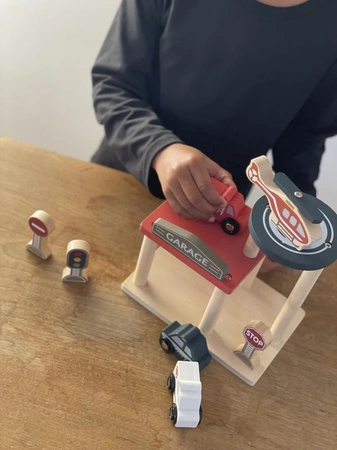 Drewniany garaż z samochodami | Egmont Toys®