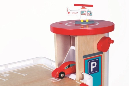 Scrtach, Garaż drewniany z windą i ze zjeżdżalnią