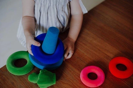 Rubbabu Układanka edukacyjno-sensoryczna piramida z piłką