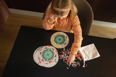 BS Toys, Układanka mozaika z drewnianymi pinezkami grzybkami