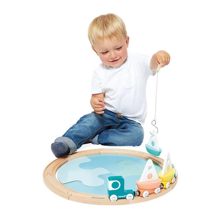 Pociąg drewniany z torami, łódkami i makietą jeziora Bolid 2+, Janod