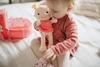 LILLIPUTIENS Lalka dzidziuś w gondoli z przytulanką i butelką mleka Louise 9 m+