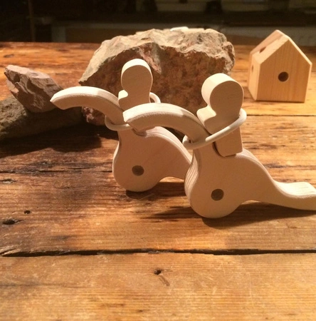 Zestaw 4 drewnianych klipsów Trigonos