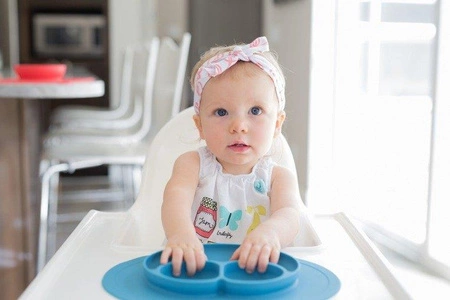 EZPZ Silikonowy talerzyk z podkładką mały 2w1 Mini Mat niebieski