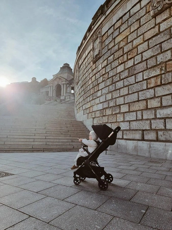 Easywalker Jackey Special Edition Kompaktowy, samoskładający się wózek spacerowy z torbą transportową Gold