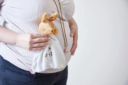 Kaloo Zestaw prezentowy 2 w 1 (komforter + naszyjnik dzwoneczek ciążowy Bola) Petites Chansons