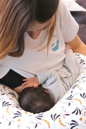 Beaba Ergonomiczna poduszka rogal dla kobiet w ciąży i karmiących Big Flopsy ™ Print Jersey Howell White