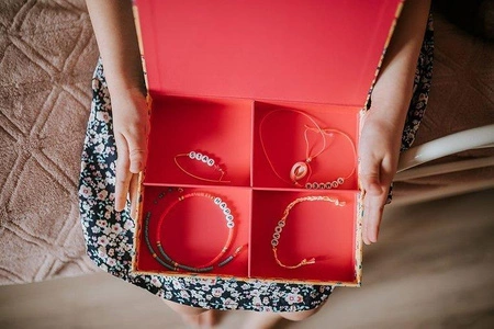 Zestaw do tworzenia biżuterii Koraliki z literkami 6+, Janod