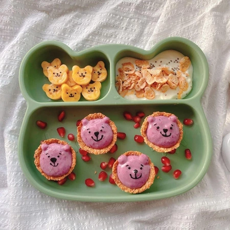 Silikonowy talerzyk z przyssawką Miś We Might Be Tiny - Sage