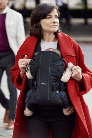 BABYBJORN ONE - nosidełko, Czarny + śliniaczek do nosidełka ergonomicznego One