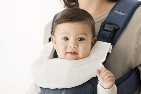 BABYBJORN - śliniaczek do nosidełka ergonomicznego BABYBJORN One, biały