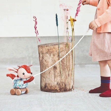 LILLIPUTIENS Przytulanka do ciągnięcia na kółkach Sarenka Stella 12 m+