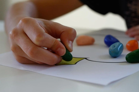 Kredki Crayon Rocks w aksamitnym woreczku - 16 kolorów