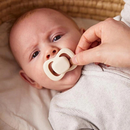 Smoczek dla noworodka i niemowlaka 2 szt.– symetryczny smoczek silikonowy 0 – 6 mies., szałwia/wanilia, b.box