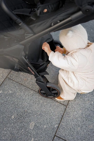 Easywalker Jackey Special Edition Kompaktowy, samoskładający się wózek spacerowy z torbą transportową Gold