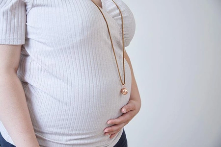 Kaloo Zestaw prezentowy 2 w 1 (komforter + naszyjnik dzwoneczek ciążowy Bola) Petites Chansons