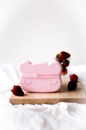Zamykany silikonowy pojemnik Miś We Might Be Tiny - Powder Pink
