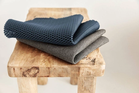 BABYBJORN - nosidełko Harmony 3D Mesh, Granatowy + śliniaczek do nosidełka Harmony