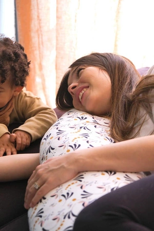 Beaba Ergonomiczna poduszka rogal dla kobiet w ciąży i karmiących Big Flopsy ™ Print Jersey Howell White