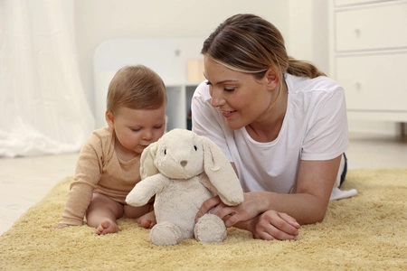 Cloud b® LoveLight Buddies Billy Bunny™ - Szumiący Królik z czujnikiem ruchu i pozytywką