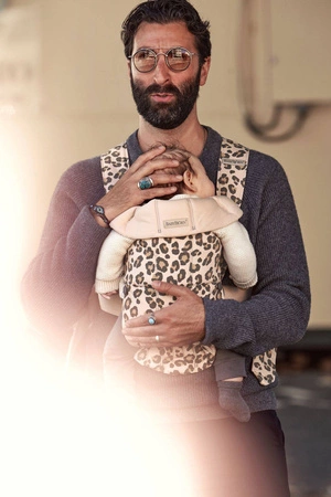 BABYBJORN MINI Cotton – nosidełko, Beż/Leopard