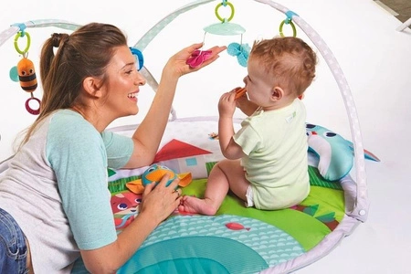 Gimnastyka/mata edukacyjna z pałąkami - Zabawa na łące