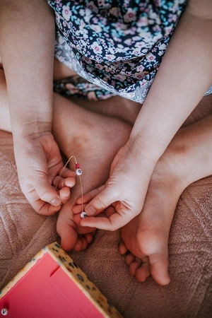 Zestaw do tworzenia biżuterii Koraliki z literkami 6+, Janod