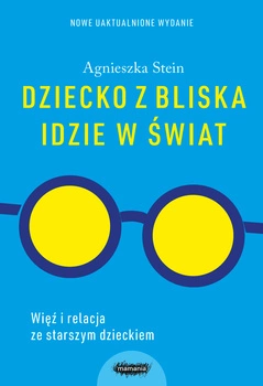 Dziecko z bliska idzie w świat.