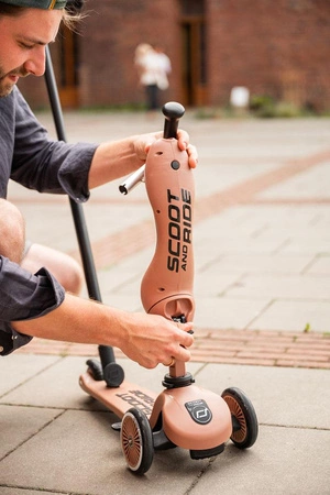 Zestaw SCOOTANDRIDE Highwaykick 1 Push and Go 2w1 Jeździk i hulajnoga z rączką do prowadzenia 1-5 lat Mocha + Kask Rozmiar XXS