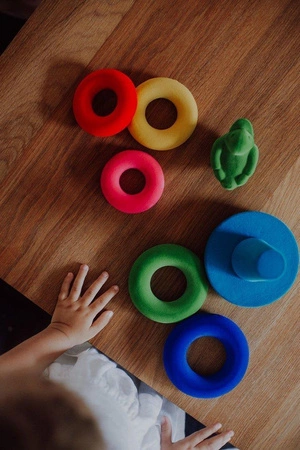 Rubbabu Układanka edukacyjno-sensoryczna piramida z kaczuszką