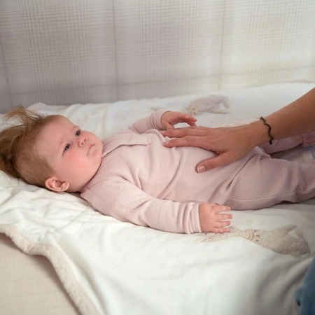 Lodger Pajacyk piżamka niemowlęca bawełniana jasny róż Basic Rib Tan r. 68