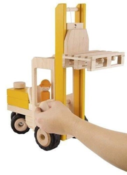 Wielki widlak z paletą i wysokim ramieniem, goki