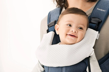 BABYBJORN ONE - nosidełko, Czarny + śliniaczek do nosidełka ergonomicznego One