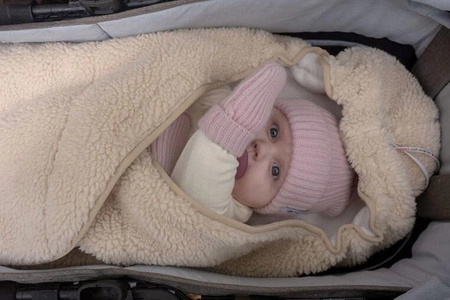 Lodger Wielofunkcyjny otulacz śpiworek z polaru jasnobeżowy Teddy Birch