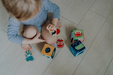 LILLIPUTIENS Zestaw 3 kostek aktywizujących wielofunkcyjnych z ukrytymi elementami Dżungla 18 m+