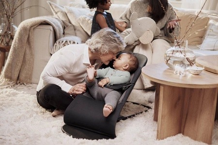 BABYBJORN - leżaczek BALANCE SOFT COTTON - Czarny / Ciemny Szary