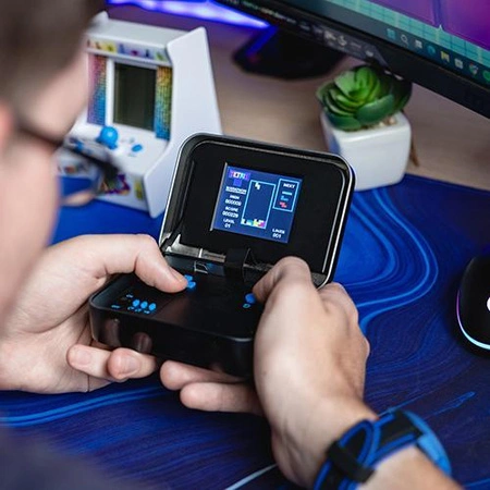 retro konsola Teris w ozdobnej puszce