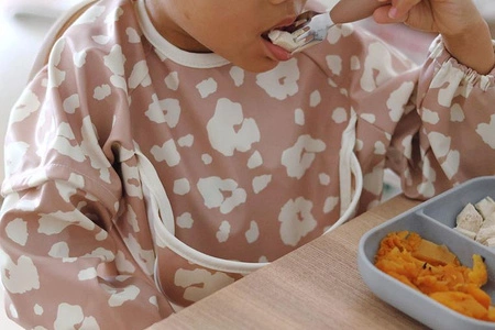 Beaba Śliniak 2w1 z odpinanym długim rękawem Savannah bloom