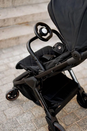 Easywalker Jackey Special Edition Kompaktowy, samoskładający się wózek spacerowy z torbą transportową Gold