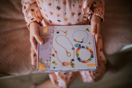 Zestaw kreatywny do tworzenia biżuterii Tęczowe koraliki 6+, Janod