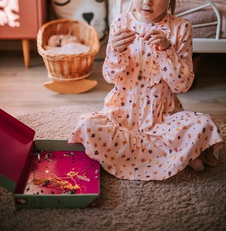 Zestaw kreatywny do tworzenia biżuterii z kamieniami przynoszącymi szczęście 8+, Janod