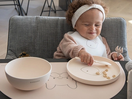 Śliniak silikonowy z kieszonką kremowy 6m+ BAMBOOM