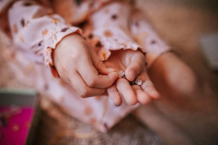 Zestaw kreatywny do tworzenia biżuterii z kamieniami przynoszącymi szczęście 8+, Janod