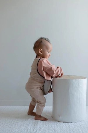 Baby Livia Śliniak z rękawkami Muted Clay Myszka 305-7