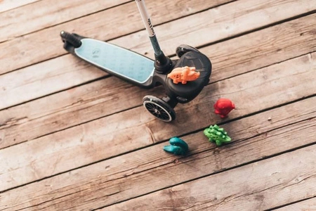 SCOOTANDRIDE Highwaykick 2 Lifestyle Hulajnoga trójkołowa balansowa ze schowkiem, świecącymi kółkami i odblaskową kierownicą 2+ Reflective Steel