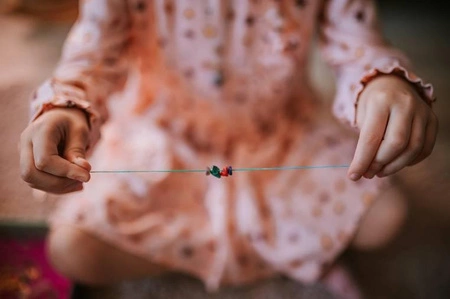 Zestaw kreatywny do tworzenia biżuterii z kamieniami przynoszącymi szczęście 8+, Janod