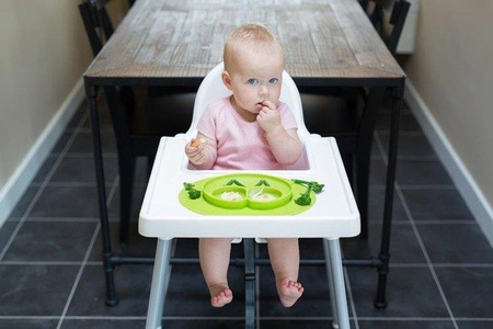 EZPZ Silikonowy talerzyk z podkładką mały 2w1 Mini Mat zielony