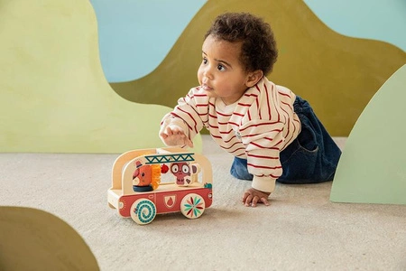 Lilliputiens Drewniany wózek do ciągnięcia Wóz strażacki Lew Jack 12 m+