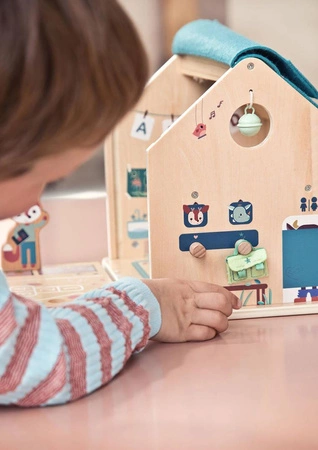 LILLIPUTIENS Drewniana rozkładana Szkoła z 3 figurkami i akcesoriami 3 lata+