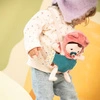 Lilliputiens Lalka dzidziuś w nosidełku i z czapeczką Jeanne 18 m+